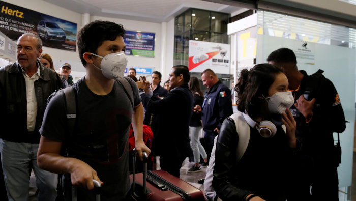 Estudiantes mexicanos usan mascarillas a su regreso a su país tras salir de China, epicentro de la epidemia de coronavirus.