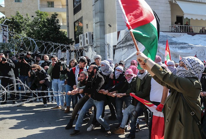 Los  manifestantes llamaron a los países árabes a cortar sus relaciones con el régimen de Israel, tal como hizo el Gobierno palestino después del anuncio del mandatario estadounidense.