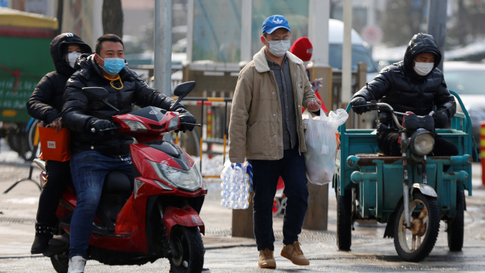 La gente usa cubrebocas en Beijing, China, este viernes 7 de febrero de 2020.