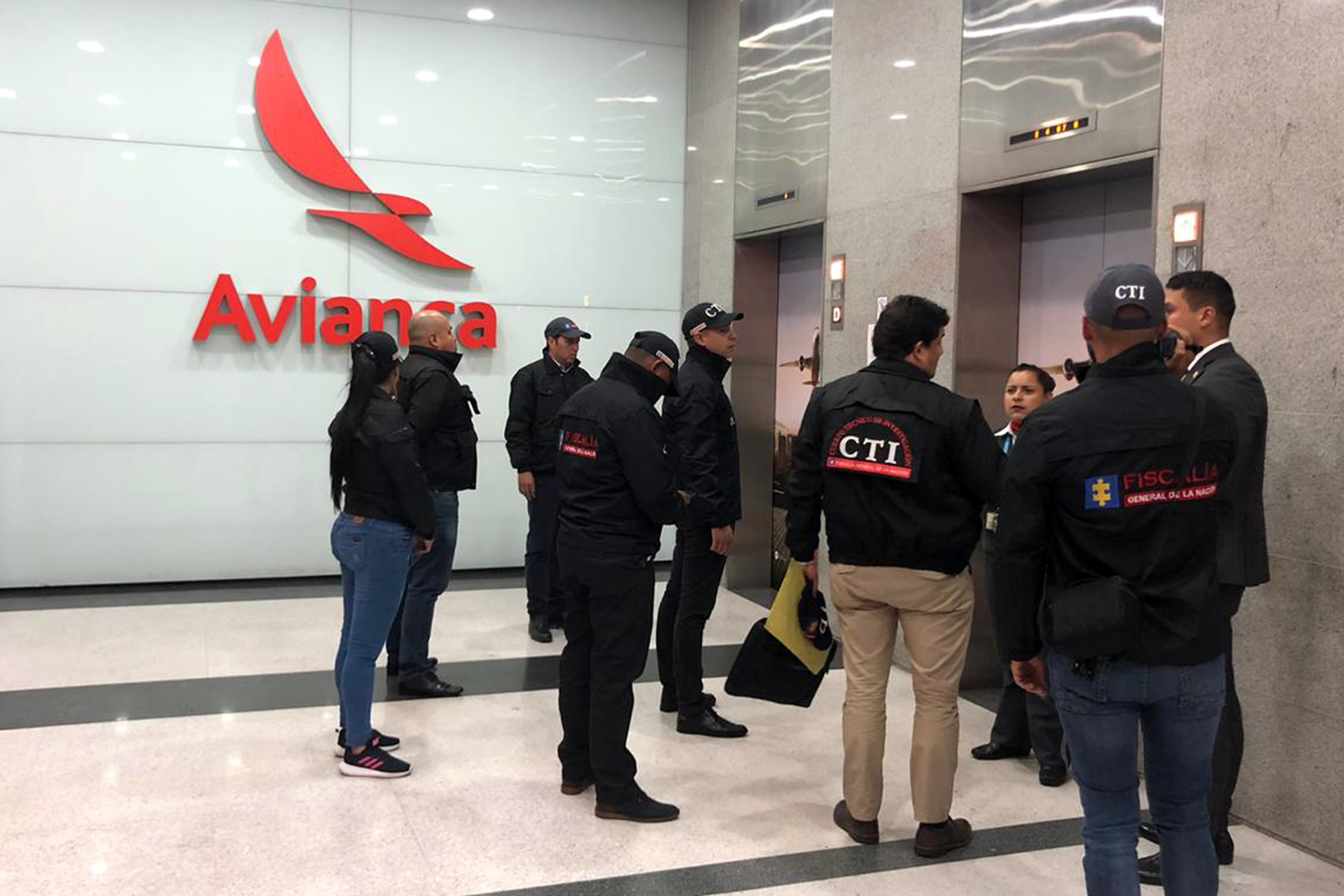 Cuerpo Técnico de Investigación (CTI) haciendo entrada a sede de Avianca Bogota, Colombia