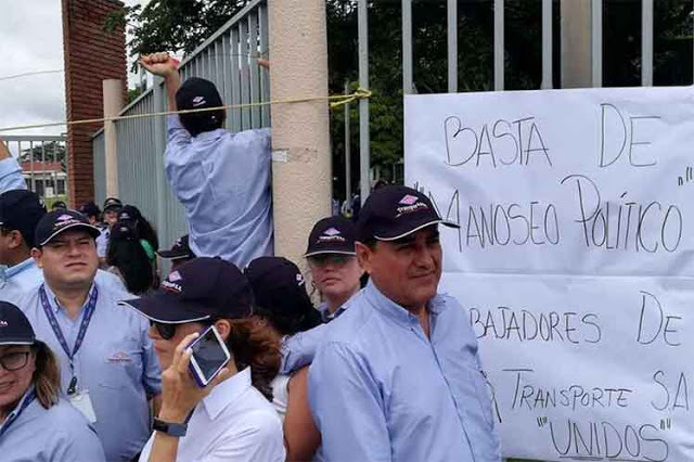 Los trabajadores exigen dialogar con el presidente de facto de YPFB, Herland Soliz.