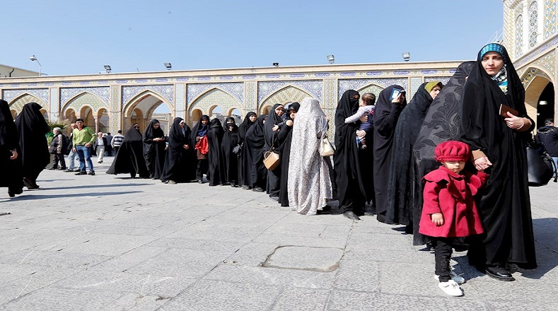 Desde bien temprano las mujeres iraníes se encontraban esperando en las filas de votación. Los colegios electorales abrieron sus puertas a las 08H00 hora local (05H00 GMT).