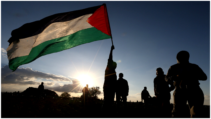 Durante la protesta, organizada por la Comisión Superior de la Gran Marcha del Retorno, se enarbolaron banderas palestinas y consignas contra EE.UU. e Israel.