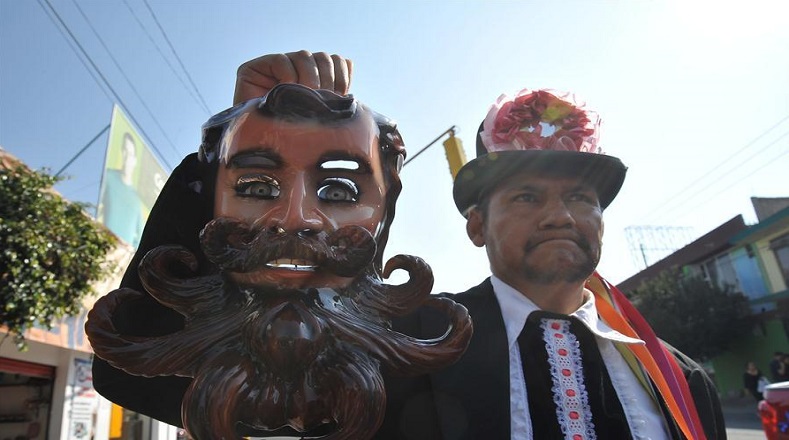Del 20 al 25 de febrero, en Tlaxcala (México) se realizan los carnavales de la ciudad, un colorido evento que se enfoca en rescatar costumbres y tradiciones de la cultura, particularmente, las máscaras, música y danza tlaxcalteca. Más de 400 camadas de huehues asisten, nombre que se da a los danzantes del carnaval.
