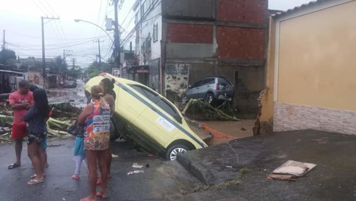 Las lluvias en Brasil generaron corrientes de agua que arrastraron varios automóviles.