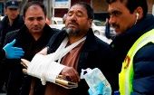 Un hombre es atendido por paramédicos este viernes en Kabul luego de un ataque perpetrado por desconocidos.