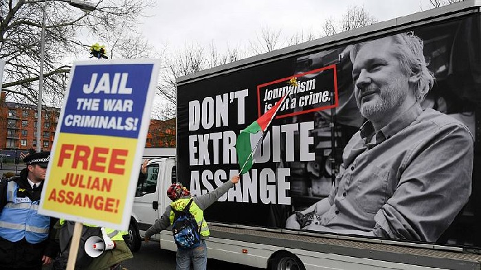 Julian Assange sufre una auténtica intimidación, precisó la portavoz de la Cancillería rusa.