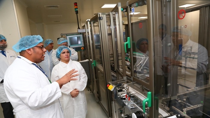 El presidente Ejecutivo del INSS, Roberto López, junto a la vicedirectora del CIGB, de Cuba, Marta Ayala, visitaron la planta de vacunas Mechnikov.