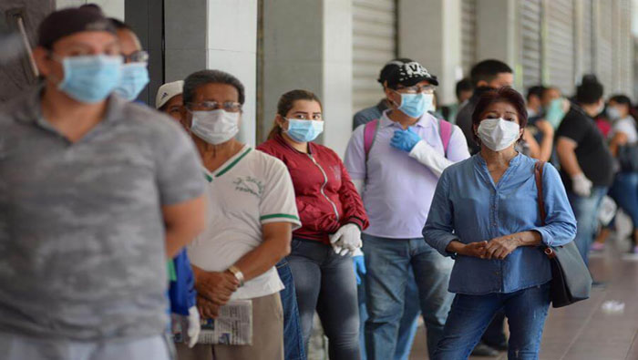 Habitantes de Guayaquil han denunciado que el sistema público de salud no es suficiente para atender la situación en la ciudad.