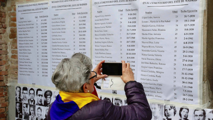 En la imagen de archivo, una persona participa en el homenaje a las mujeres víctimas del franquismo, en marzo pasado.