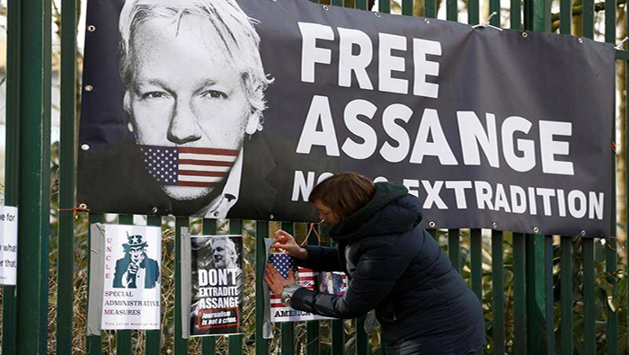 La defensa de Assange considera oportuno aplazar el proceso debido a la cuarentena y las medidas de distanciamiento social impuestas por el Gobierno.