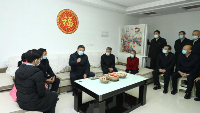 El presidente Xi Jinping visita a una comunidad en el poblado de Laoxian.