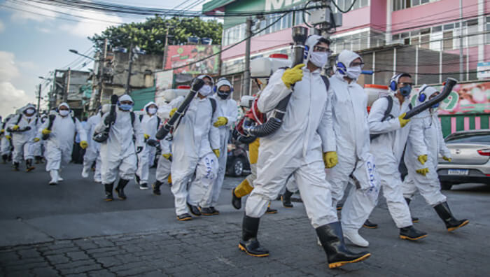 Funcionarios brasileños realizan labores de desinfección contra el coronavirus en la ciudad de Rio de Janeiro.
