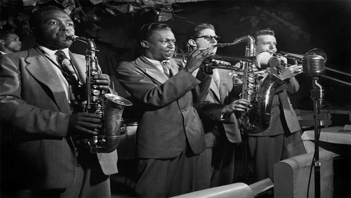 Las leyendas afroamericanas del jazz, Charlie Parker y Miles Davis, junto a otros músicos en el Royal Roost de New York City (1948).