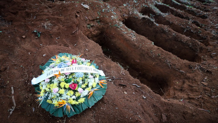 Vista de un ramo de flores junto a las tumbas el lunes 18 de mayo, en el cementerio de Vila Formosa en Sao Paulo, Brasil.