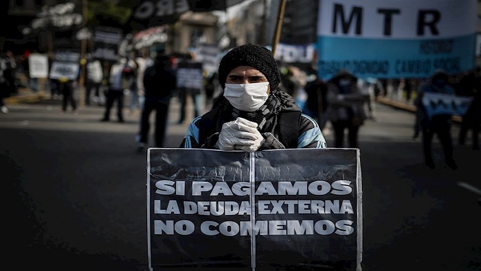 En Buenos Aires, Argentina, se manifiestan en contra el pago de la deuda externa.