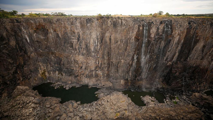 Las espectaculares imágenes del agua cayendo por los 100 metros de altura de Las cataratas de Victoria del río Zambeze, forman ya parte del pasado. Este Patrimonio de la Humanidad (1989) se ha visto gravemente afectado por las sequías a causa del cambio climático.