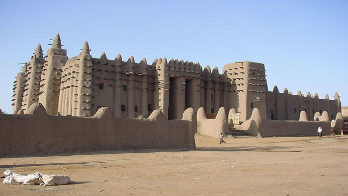 Tombuctú es una ciudad situada al norte de Malí, reconocida por su papel en la historia del islamismo en el continente africano durante los siglo XV y XVI. En 2015, tres años después de ser saqueados y demolidos, los mausoleos de los santos de Tombuctú fueron restaurados; 16 de ellos forman parte del Patrimonio de la Humanidad de la Unesco.