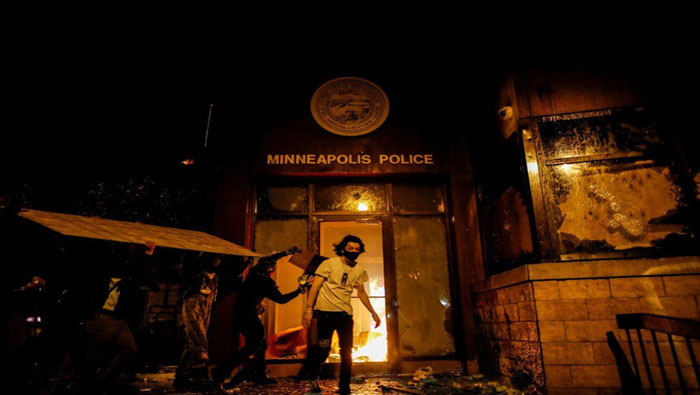Un edificio de la Policía de Minnesota arde en llamas, en medio de los disturbios que demuestran el descontento de civiles en EE.UU. contra las fuerzas policiales de la nación. 