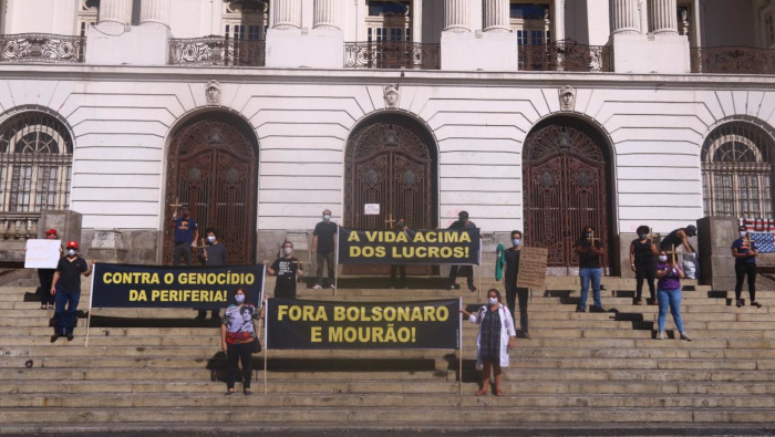 Un grupo formado por movimientos populares realizó un acto simbólico en Rio de Janeiro contra la actuación de Jair Bolsonaro frente a la pandemia.