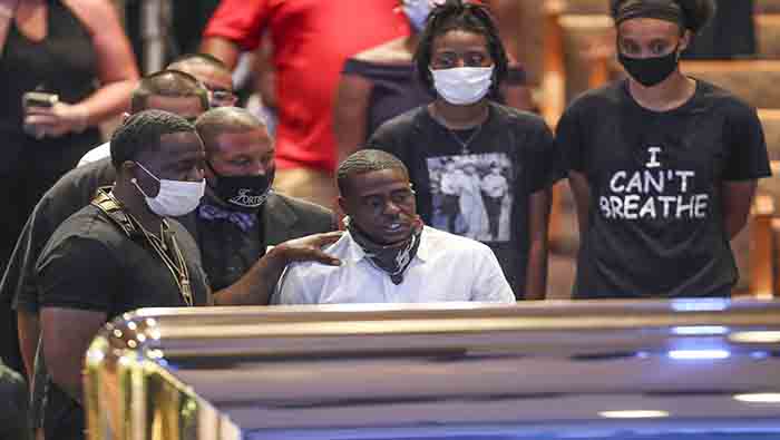 Familiares, amigos cercanos y centenar de personas acompañan los actos protocolares previos al sepulcro del afroamericano George Floyd.