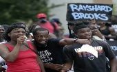 Manifestantes reclaman justicia por el asesinato del afroamericano Rayshard Brooks.