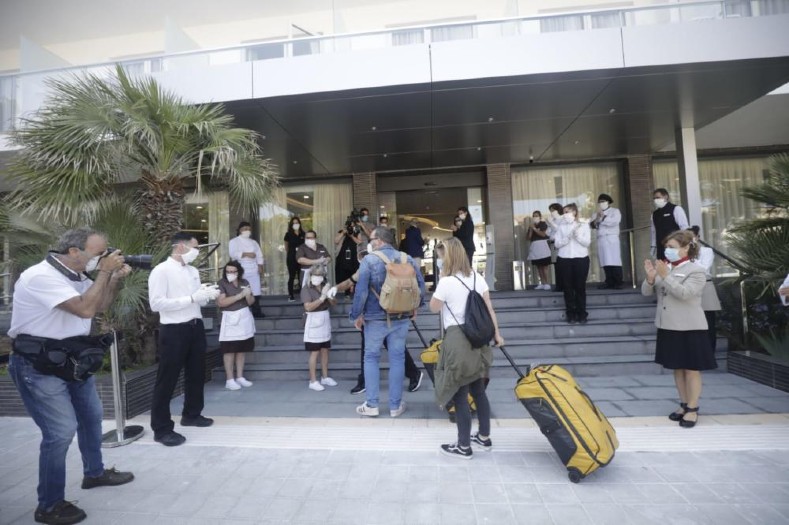 En los hoteles de Mallorca han preparado un estricto protocolo para el ingreso de los turistas en esta nueva etapa y ello supone un reto también para los trabajadores de esas instalaciones.
