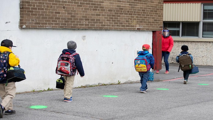 Muchas escuelas de la provincia tendrán marcas en el suelo para guiar a sus estudiantes con el distanciamiento social.