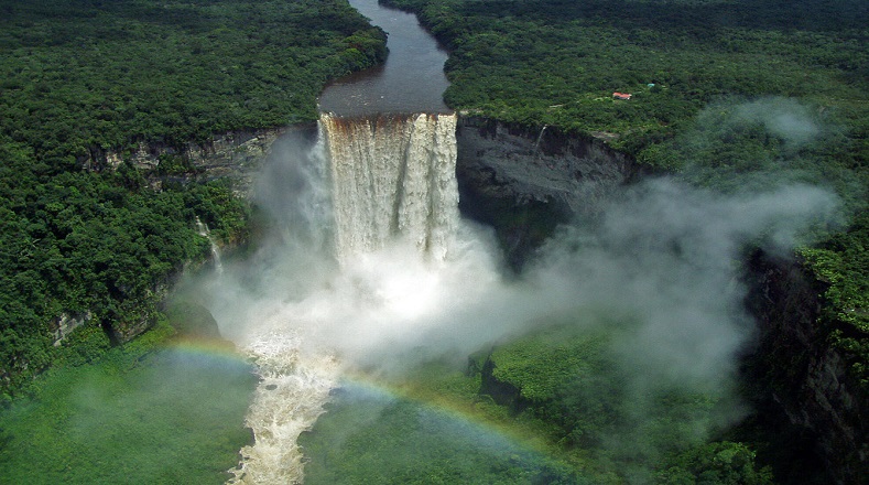 Las cataratas o caídas de Kaieteur están ubicadas en Guyana, en el centro de su territorio, en medio de la selva tropical del Parque Nacional Kaieteur. Es considerada como una de las maravillas de Suramérica.