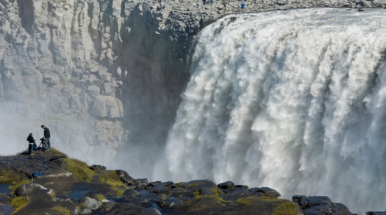La Catarata de Dettifos está situada en el noreste de Islandia, es considerada como una de las cataratas más poderosas y caudalosas de Europa. Posee 100 metros de anchura y 45 de caída, el volumen de agua llega casi a los 200 metros cúbicos por segundo. Forma parte de una de las rutas turísticas más interesantes de la isla, la Ruta del Diamante o Diamond Ring.