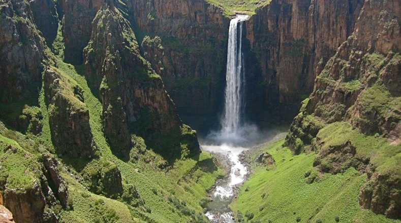 Las cataratas de Maletsunyane están ubicada Lesotho, en el distrito Maseru, cerca de la ciudad de Semonkong. Posee 192 metros de altura y es una de las más grandes de todo el continente. Por ella se precipitan las aguas del río Maletsunyane. Durante los meses de invierno es habitual que gran parte de la cascada se congele, ofreciendo una imagen muy diferente a la mostrada.
