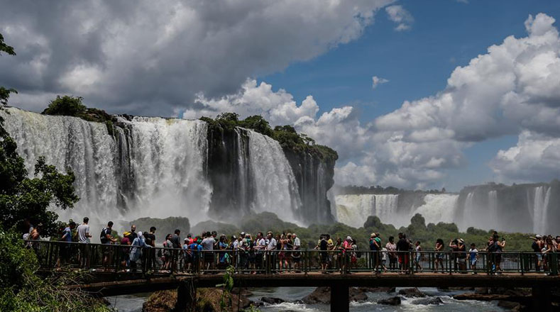 Las cataratas del Iguazú están ubicadas en la frontera entre Argentina y Brasil, es una de las siete maravillas del mundo. Se encuentran situada sobre el río Iguazú, en el límite entre la provincia de Misiones y el estado brasileño de Paraná. Están totalmente insertadas en áreas protegidas; el sector de Argentina, dentro del parque nacional Iguazú, mientras que el de Brasil se encuentra en el Parque Nacional do Iguaçu. Están formadas por 275 saltos.