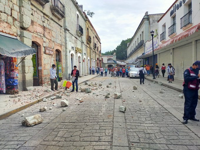 Usuarios de redes sociales reportan daños menores luego del sismo de magnitud 7.5 que se registró en la ciudad de Oaxaca, México.