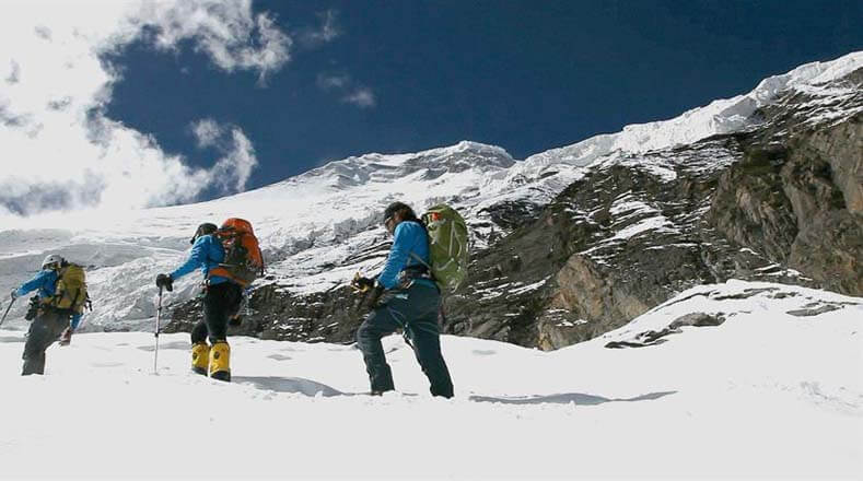 Dhaulagiri o "montaña blanca o hermosa". También forma parte de la cordillera del Himalaya con 8.167 metros. Fue escalada por primera vez en 1960