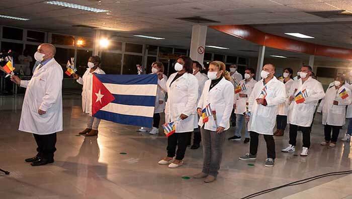 El grupo de médicos y enfermeros fue recibido por autoridades sanitarias en el aeropuerto internacional José Martí de La Habana.