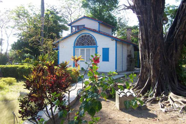 La casa de vivienda y trabajo de Carlos Enríquez, en La Habana, el "Hurón Azul" es un museo que recuerda la vida del pintor cubano.