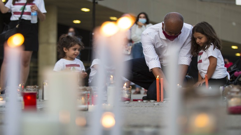 El homenaje con velas se ha producido en Beirut y otras capitales en recuerdo de las víctimas.