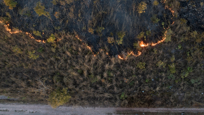 Vista aérea desde un dron que muestra un incendio forestal en cercanías a Cuiabá, capital del estado de Mato Grosso.