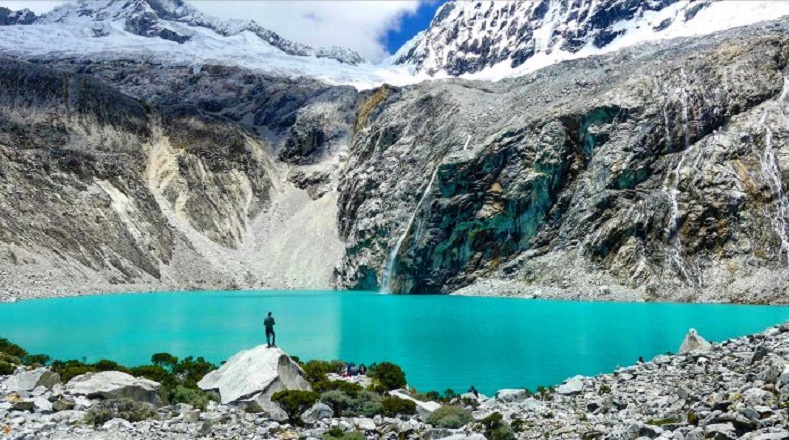 La Laguna 69, en Perú, descansa a 4.600 metros sobre el nivel del mar, bajo la majestuosa montaña Chacraraju, parte de la Cordillera de los Andes. Sus colores son extraordinarios debido a los minerales que se encuentran en su fondo. La formación de este cuerpo de agua y otros centenares de lagunas en el área se debe al proceso de deglaciación a través de los años.