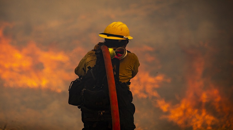 Los equipos contra incendios han trabajado durante turnos de 72 horas para frenar la propagación del fuego. 