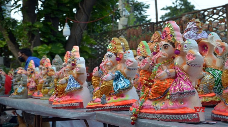 El festival se celebra en el mes del calendario hindú de Bhaadrapada (agosto/septiembre) y se saluda al dios patrón de las artes y las ciencias, removedor de obstáculos y señor de la abundancia.