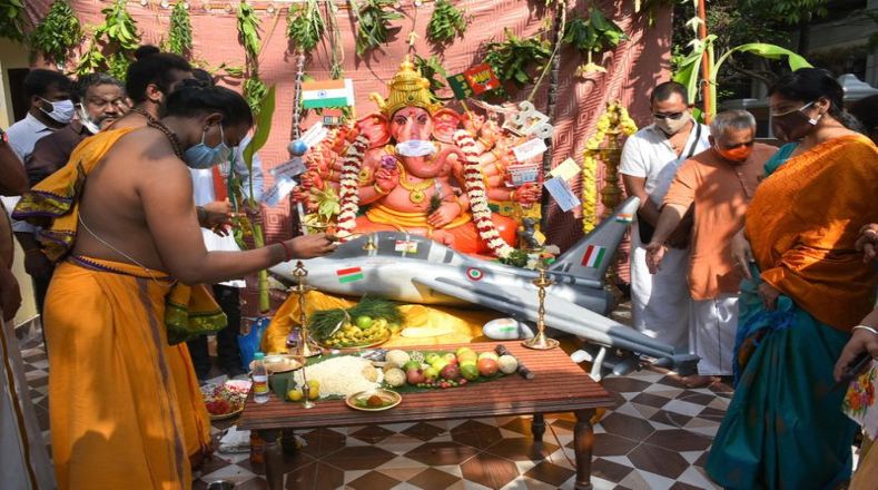 En los templos de todo el país, los sacerdotes dirigen oraciones especiales al dios hindú con cabeza de elefante.