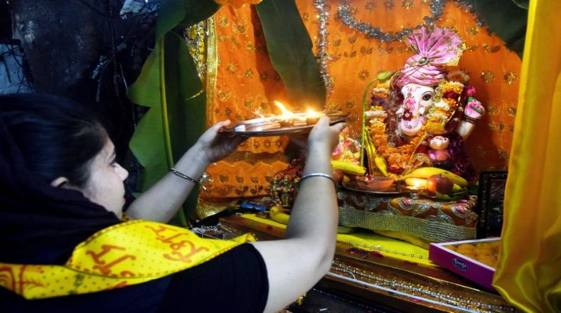 Los ídolos de la deidad hindú son adorados en cientos de altares o tiendas antes de sumergirlos en agua.