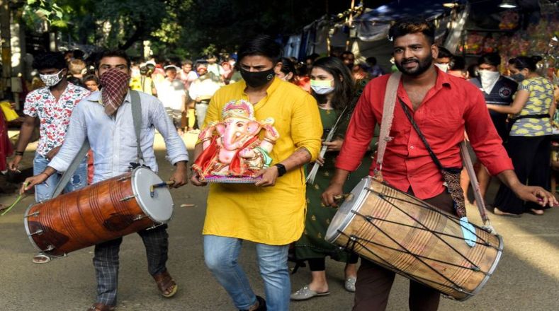 En el último día, las festividades se realizan con música y cantos de “Ganpati Bappa Moriya Pudhchya Varshi Lavkar yaa”, que se traduce como “¡Oh Ganesha mi Señor, regresa pronto el próximo año!”.