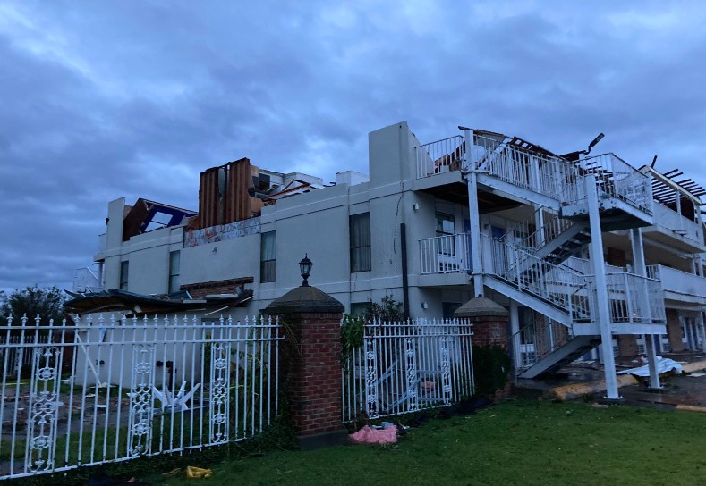 Las viviendas tuvieron diversos daños con los fuertes vientos sostenidos de más de 200 kilómetros por hora.