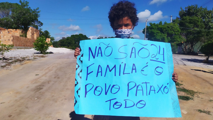 Son 24 familias que están amenazadas por el desalojo en el territorio Pataxó en la costa de Bahía.