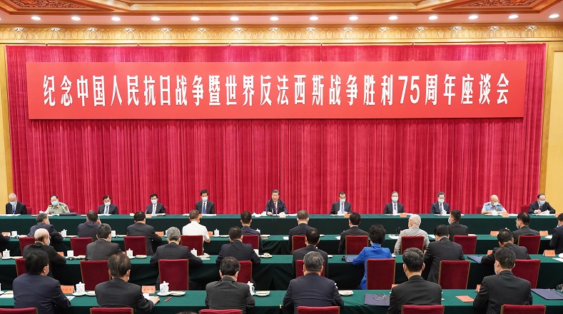 A su vez, con la presencia de Xi Jinping, la Comisión Militar Central del Comité Central del Partido Comunista de China y el Consejo de Estado de dicho país, celebraron también este jueves un simposio conmemorativo acerca del 75 aniversario de la victoria china sobre Japón.
