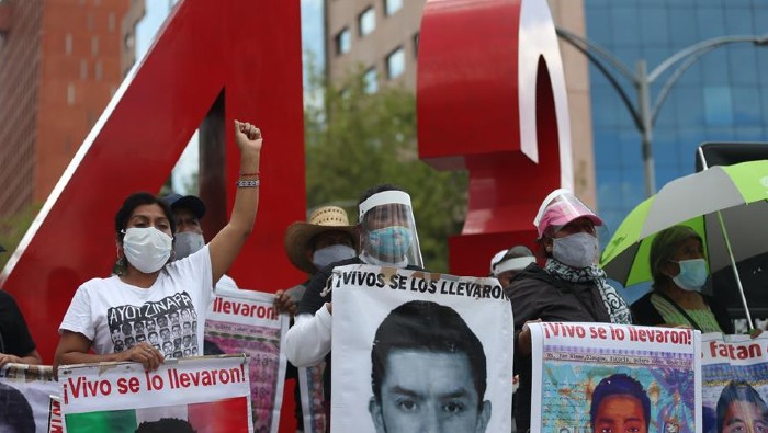 A casi seis años de la desaparición de los 43 estudiantes de Ayotzinapa, sus familiares continúan exigiendo justicia.
