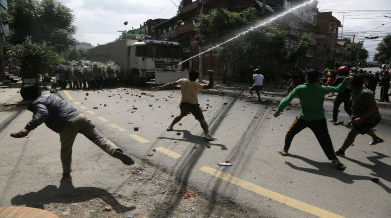 Los choques violentos entre policías y civiles no se hicieron esperar, y de esa manera las festividades en torno al dios de la lluvia en Nepal, se convirtieron en disturbios. 