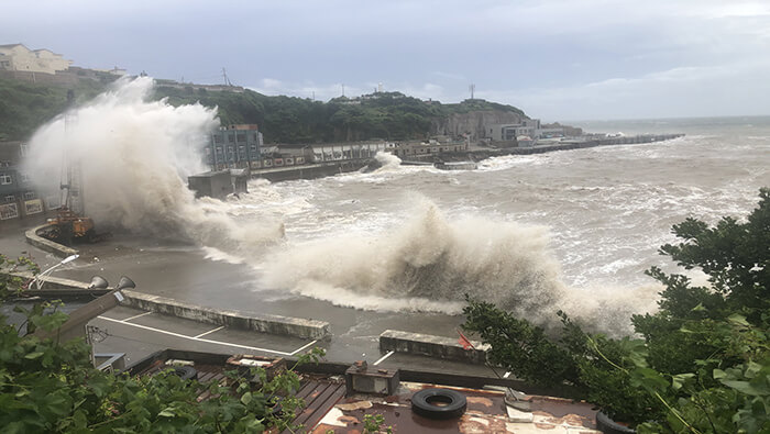 El servicio meteorológico de Japón estima que Haishen podría convertirse en uno de los peores tifones en afectar al archipiélago en décadas.